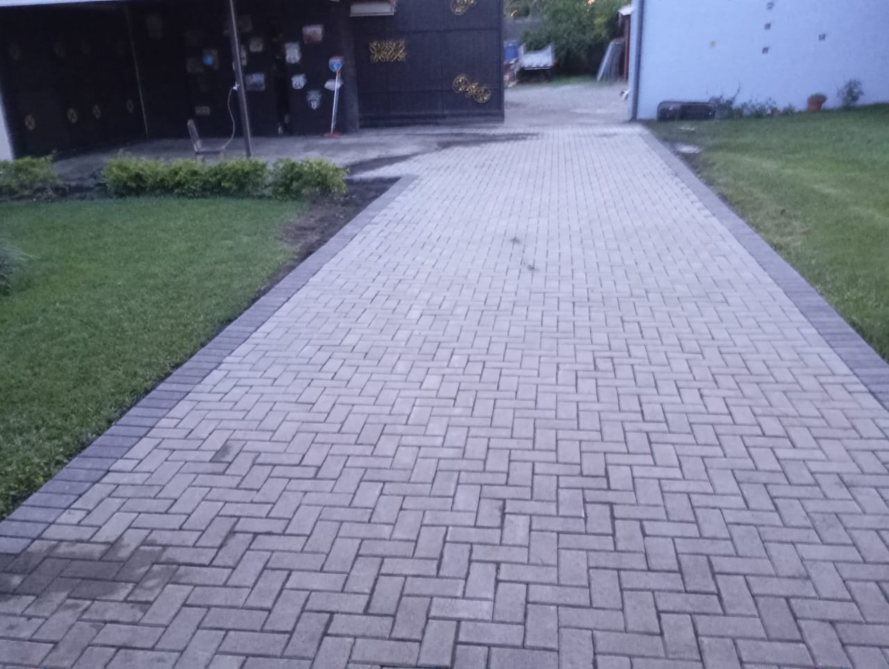 Técnico montando cámaras de vigilancia en un depósito en Tolosa