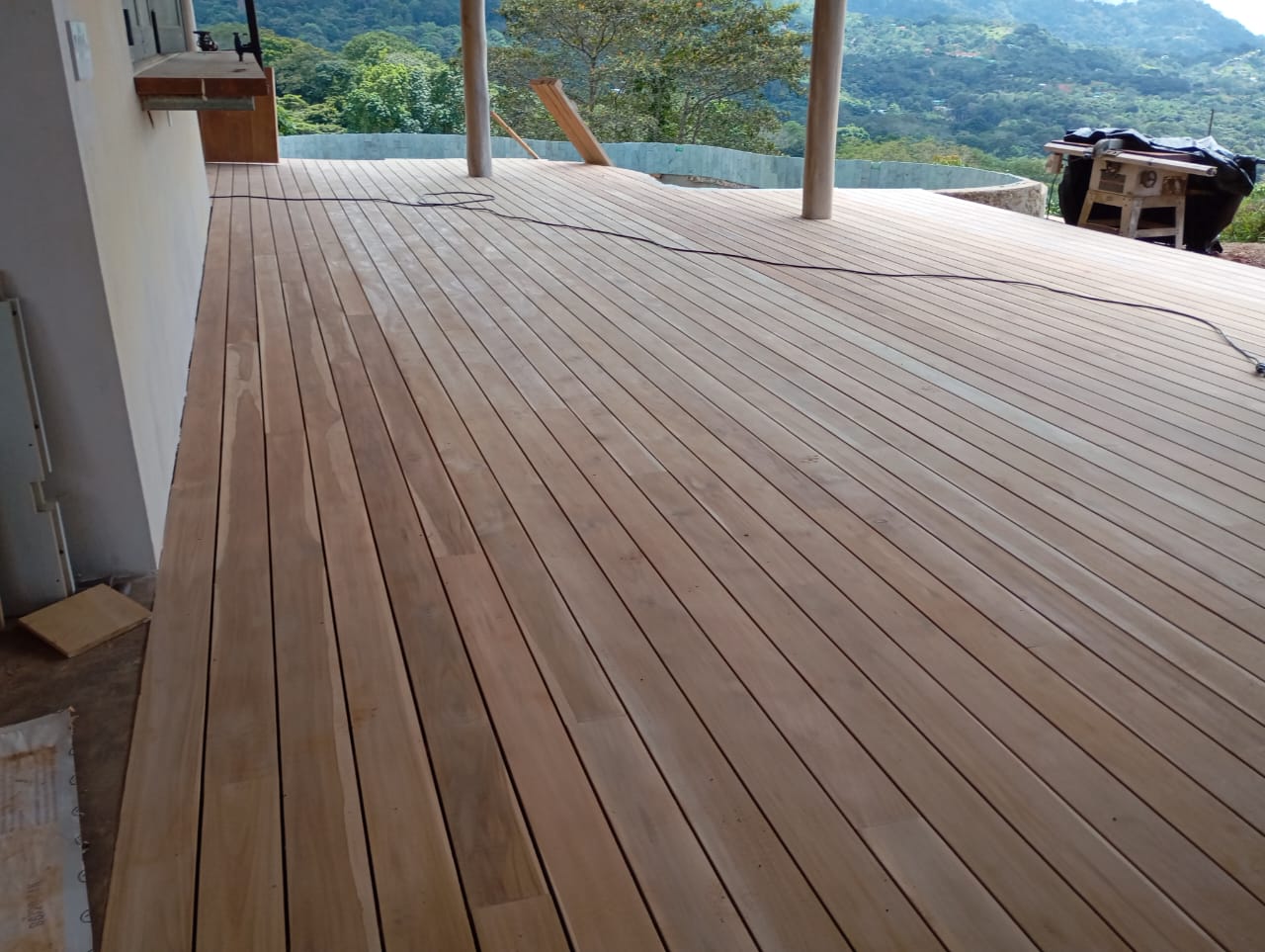 Cableado e instalación de cámaras de vigilancia en una empresa en San Carlos