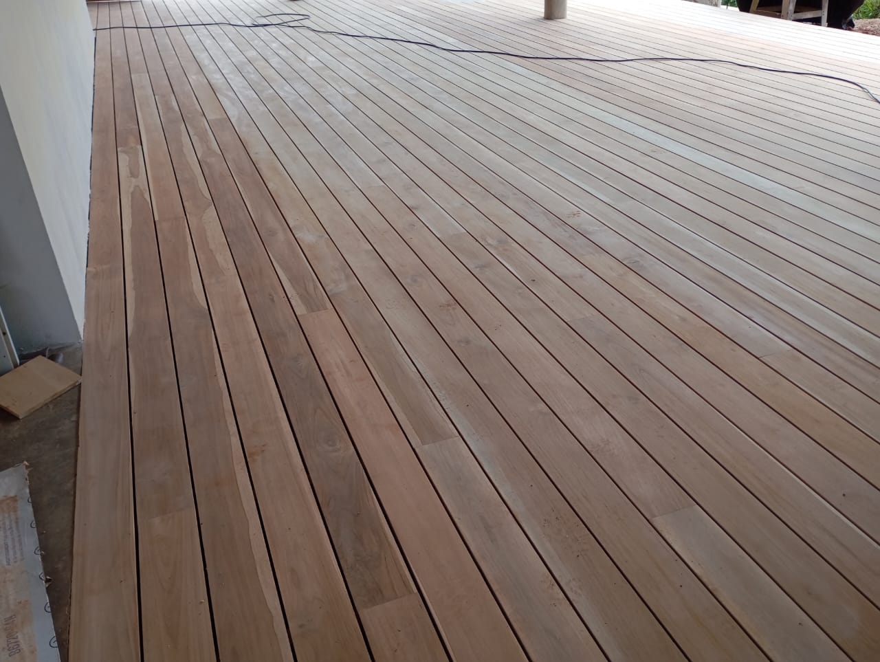 Técnico en altura colocando cámaras de seguridad en Villa Elisa