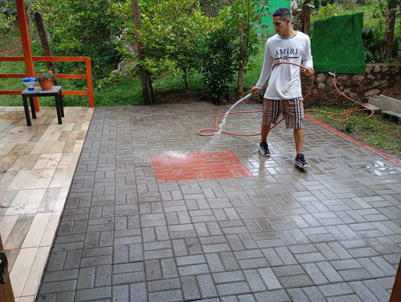 Montaje de cámaras de seguridad en un restaurante en La Plata centro