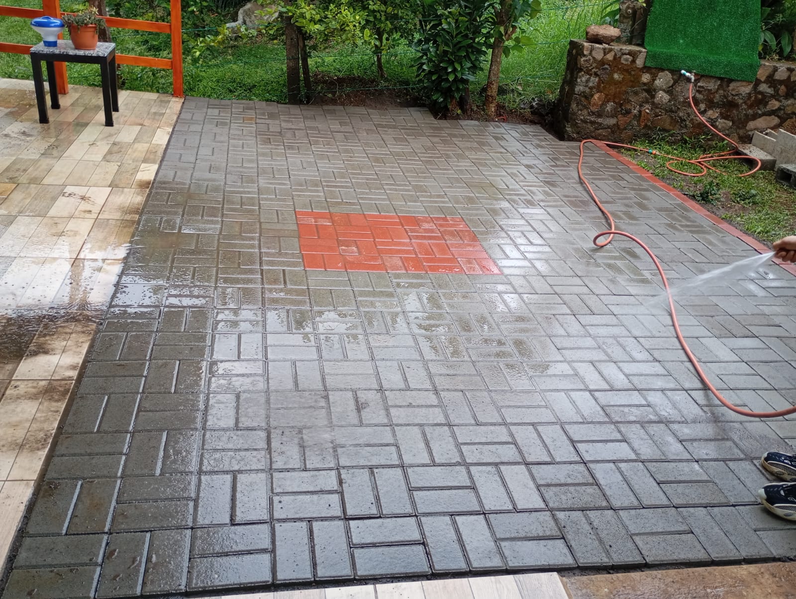 Colocación de cámaras para monitoreo en una clínica en Villa Castells