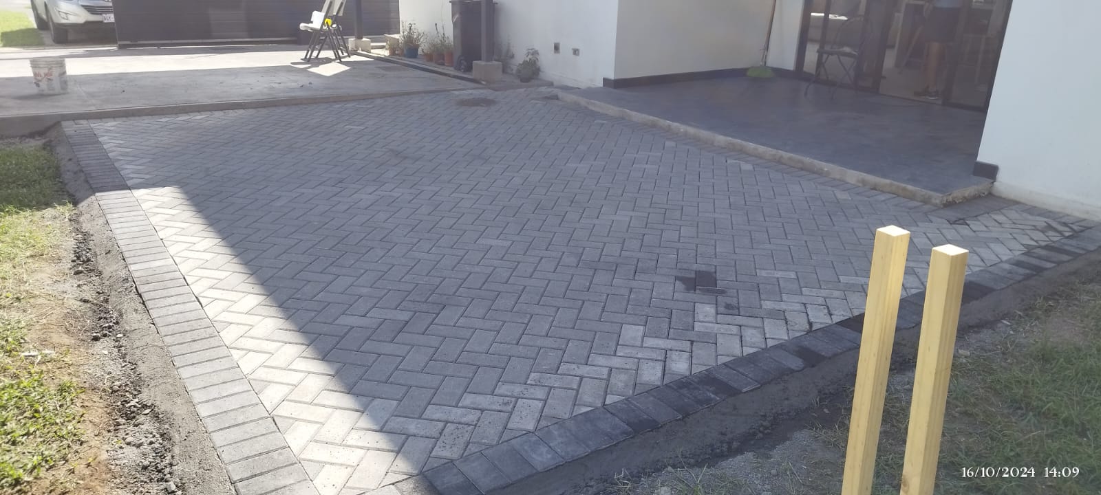 Técnico ajustando cámaras de videovigilancia en un club deportivo en La Plata